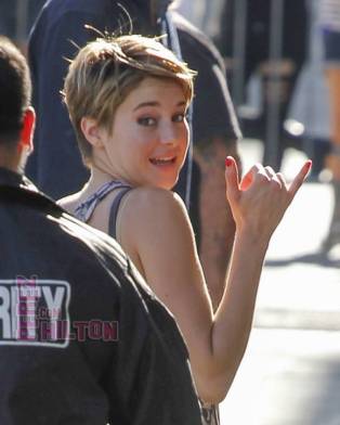 shailene-woodley-is-homeless-emdivergentem-can-fit-her-whole-life-in-one-suitcase__oPt